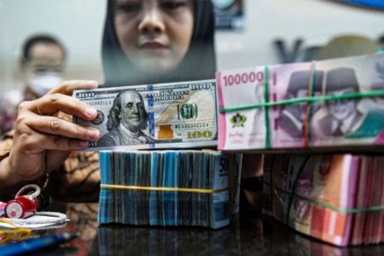 Rupiah Jumat tergelincir 21 poin menjadi Rp15.966 per dolar AS Rupiah Jumat tergelincir 21 poin menjadi Rp15.966 per dolar AS