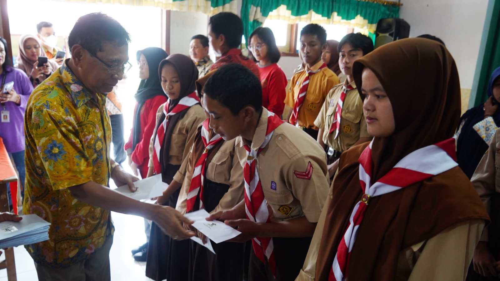 Diharap dapat memotivasi, PG Boy di Jakarta serahkan beasiswa dan alat pertanian di Boyolali Diharap dapat memotivasi, PG Boy di Jakarta serahkan beasiswa dan alat pertanian di Boyolali