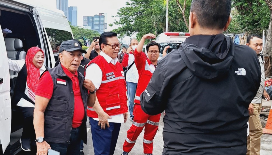 Beri bantuan, Ketum PMI Agung Laksono temui para korban kebakaran di Kemayoran Beri bantuan, Ketum PMI Agung Laksono temui para korban kebakaran di Kemayoran
