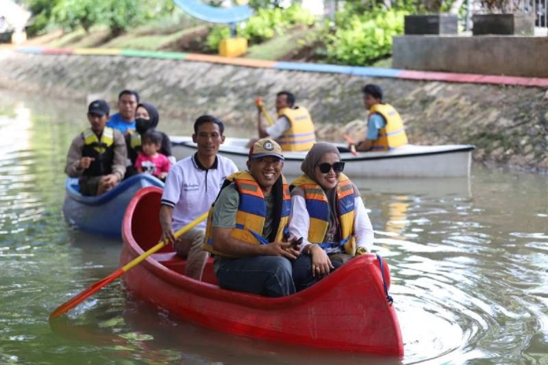 Pemkot Tangerang hadirkan wisata kano spesial sore hingga malam hari Pemkot Tangerang hadirkan wisata kano spesial sore hingga malam hari