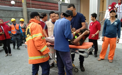 Dua pekerja tersengat aliran listrik dilarikan ke RSUD Salatiga Dua pekerja tersengat aliran listrik dilarikan ke RSUD Salatiga