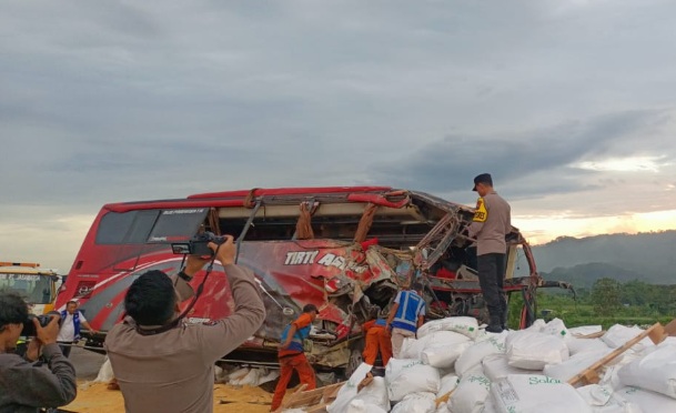 Kecelakaan libatkan bus dan tronton, puluhan luka-luka Kecelakaan libatkan bus dan tronton, puluhan luka-luka