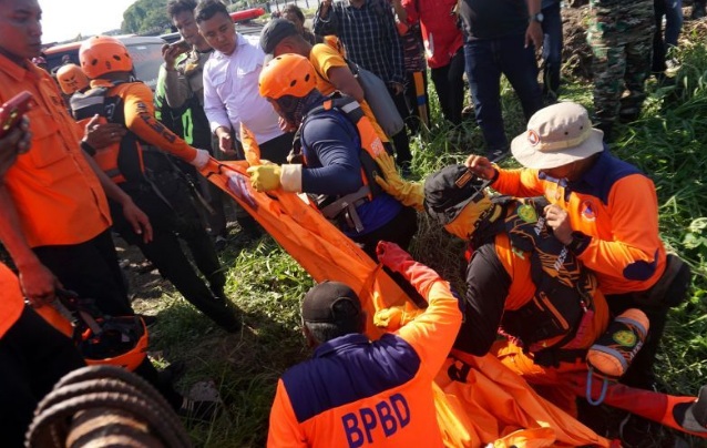 Kalung milik jenazah korban balita hanyut masih menempel Kalung milik jenazah korban balita hanyut masih menempel