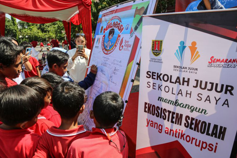 Memandang kehidupan terlalu serius dan jerat korupsi Memandang kehidupan terlalu serius dan jerat korupsi