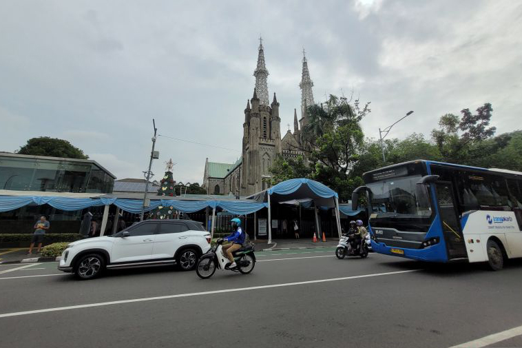 Sejumlah kantong parkir disiapkan untuk Misa Natal di Katedral Jakarta