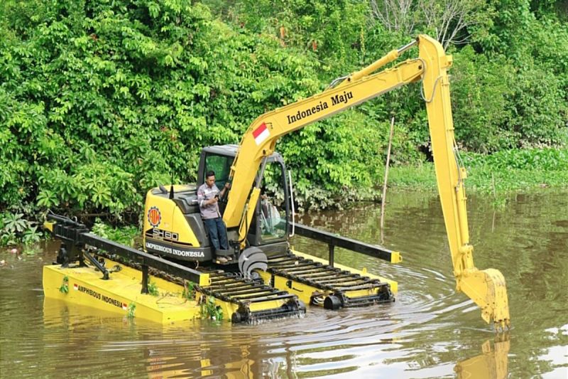 Kotim upayakan perluas jangkauan ekskavator amfibi normalisasi sungai