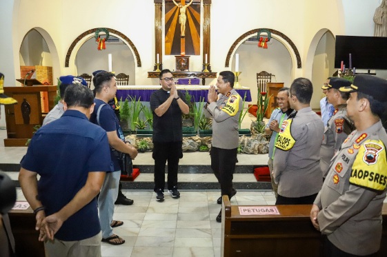 Kapolda Jateng tinjau Posyan Nataru di Gereja Atmodirono dan Stasiun Tawang Kapolda Jateng tinjau Posyan Nataru di Gereja Atmodirono dan Stasiun Tawang