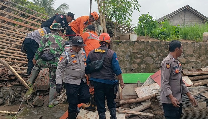 Pemkab Semarang pastikan bantuan kerusakan rumah pascabanjir Banyubiru Pemkab Semarang pastikan bantuan kerusakan rumah pascabanjir Banyubiru