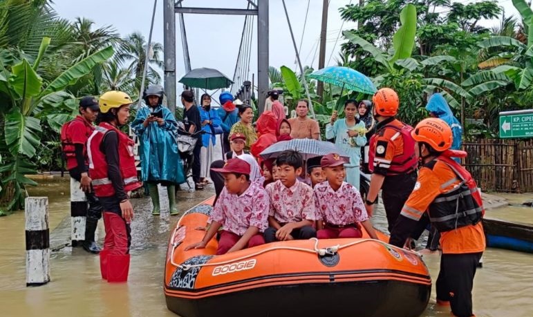 Tim Baznas Tanggap Bencana bantu evakuasi korban banjir Lebak Banten Tim Baznas Tanggap Bencana bantu evakuasi korban banjir Lebak Banten