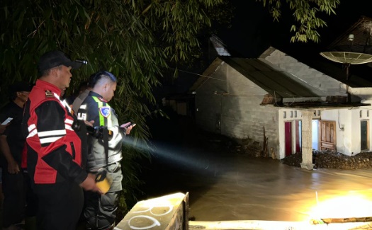 Tanggul sungai jebol, puluhan rumah di Banyubiru terendam banjir Tanggul sungai jebol, puluhan rumah di Banyubiru terendam banjir