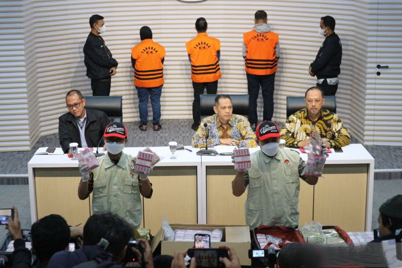 KPK sita uang tunai Rp6,8 Miliar dalam OTT Risnandar Mahiwa