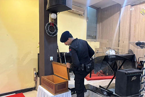 Tim penjinak bom sisir sejumlah gereja di Kabupaten Sukabumi Tim penjinak bom sisir sejumlah gereja di Kabupaten Sukabumi