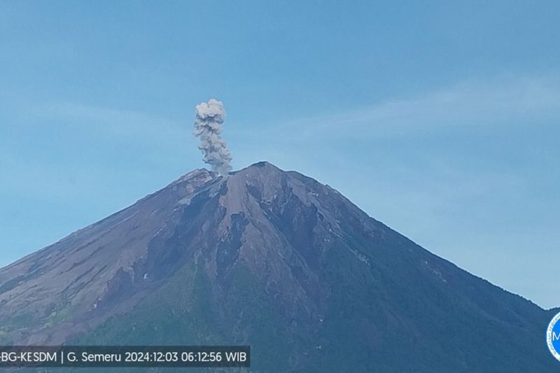 Gunung Semeru erupsi terus menerus pada Selasa pagi Gunung Semeru erupsi terus menerus pada Selasa pagi