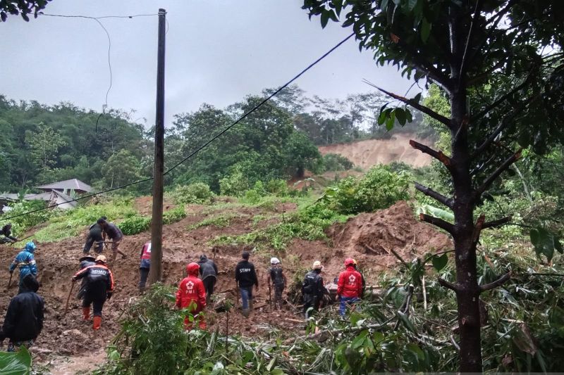 PMI kerahkan personel bantu proses pencarian korban tertimbun longsor