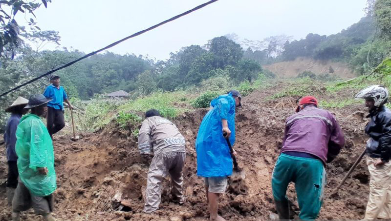 Satu keluarga di Simpenan tertimbun longsor, dua korban ditemukan Satu keluarga di Simpenan tertimbun longsor, dua korban ditemukan