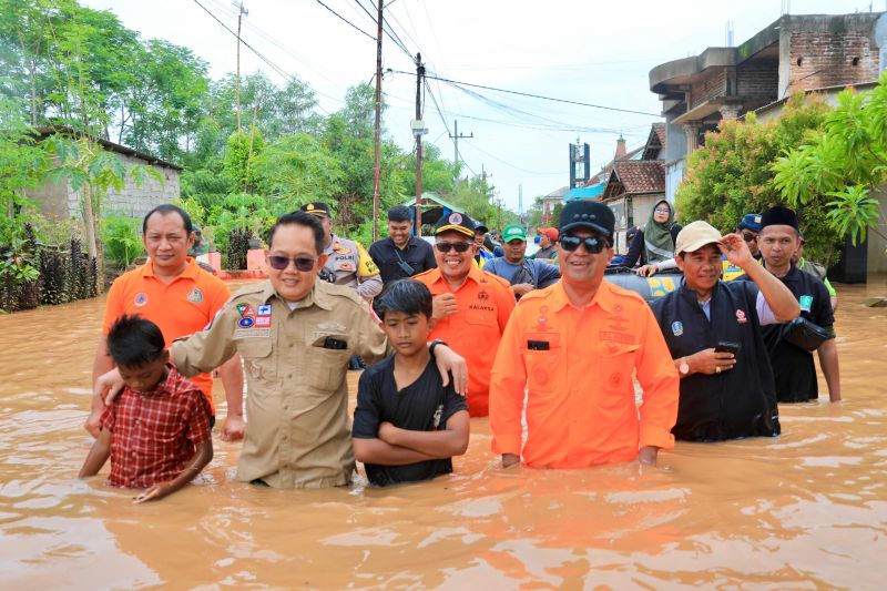 Pj Gubernur Jatim salurkan bantuan untuk korban banjir Pasuruan Pj Gubernur Jatim salurkan bantuan untuk korban banjir Pasuruan