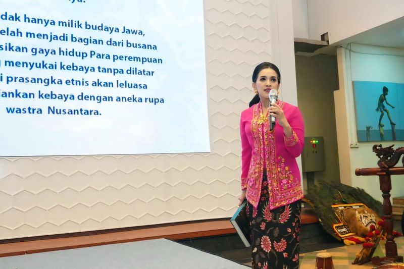 Aktivis sebut kebaya jadi identitas budaya perempuan Indonesia Aktivis sebut kebaya jadi identitas budaya perempuan Indonesia