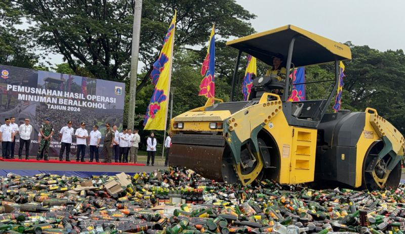 Satpol PP DKI Jakarta musnahkan 9.712 botol miras ilegal di Monas