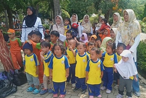 Ar Royan Islamic DayCare ajak anak-anak bagikan nasi bungkus pada warga Ar Royan Islamic DayCare ajak anak-anak bagikan nasi bungkus pada warga