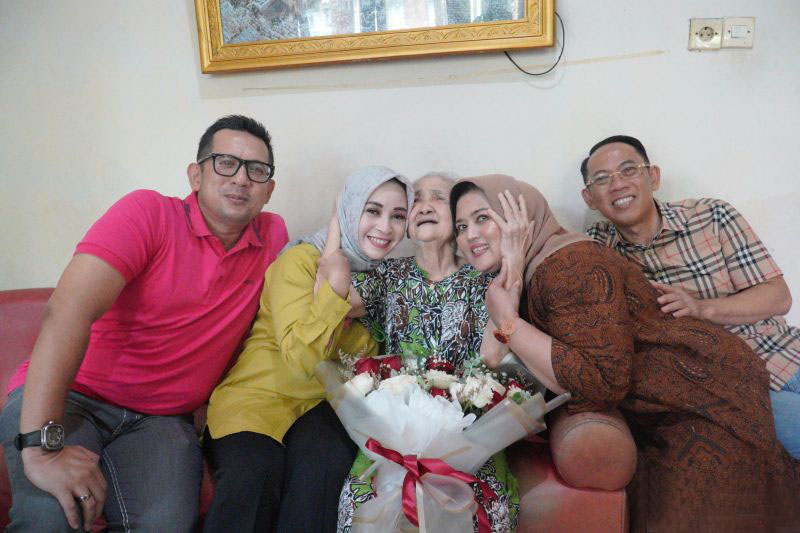 Pemkot Mojokerto berikan kejutan untuk ibu lansia peringati Hari Ibu Pemkot Mojokerto berikan kejutan untuk ibu lansia peringati Hari Ibu