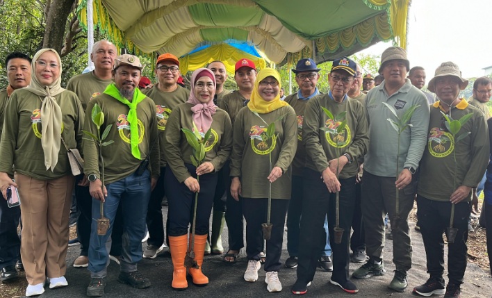 Kadin DKI gelar giat penanaman pohon bakau dan bersih hutan mangrove Kadin DKI gelar giat penanaman pohon bakau dan bersih hutan mangrove