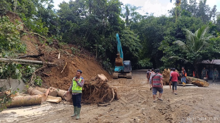 Longsor Sembahe: Kendaraan dievakuasi, pencarian korban diintensifkan Longsor Sembahe: Kendaraan dievakuasi, pencarian korban diintensifkan