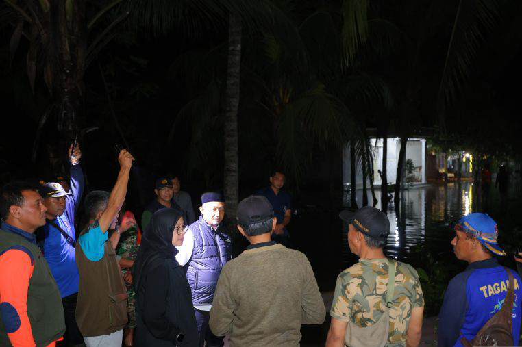 Sebanyak 1.200 rumah warga di Muncar Banyuwangi terendam banjir rob Sebanyak 1.200 rumah warga di Muncar Banyuwangi terendam banjir rob
