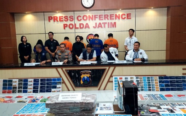 Polda Jatim tangkap enam orang sindikat judi daring internasional Polda Jatim tangkap enam orang sindikat judi daring internasional