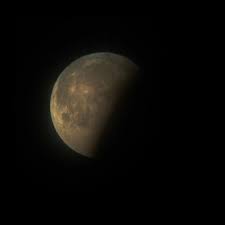 10 Desember 2011: Gerhana bulan total pengaruhi ombak laut Indonesia