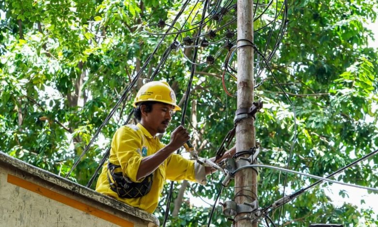 Jakpus rapikan kabel udara jaringan utilitas di Gambir supaya indah Jakpus rapikan kabel udara jaringan utilitas di Gambir supaya indah