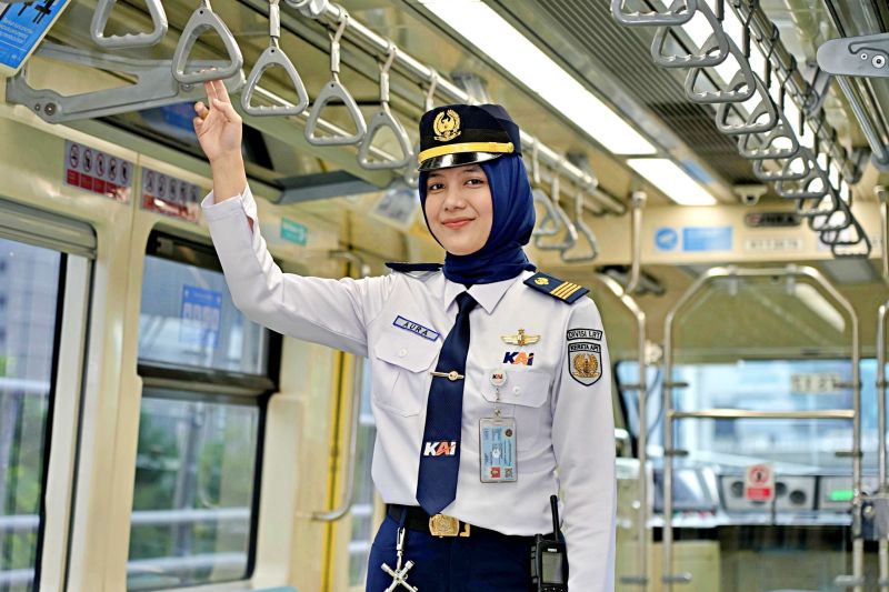 Aura Rahmi, masinis perempuan yang mahir operasikan kereta otomatis