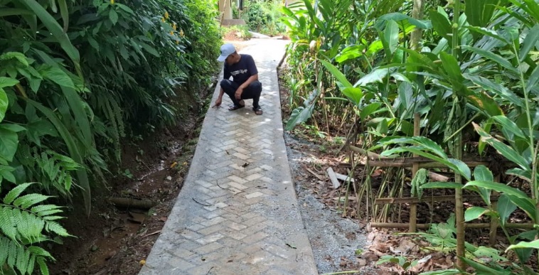 Tingkatkan infrastruktur, Pemdes Nangewer bangun paving block di permukiman