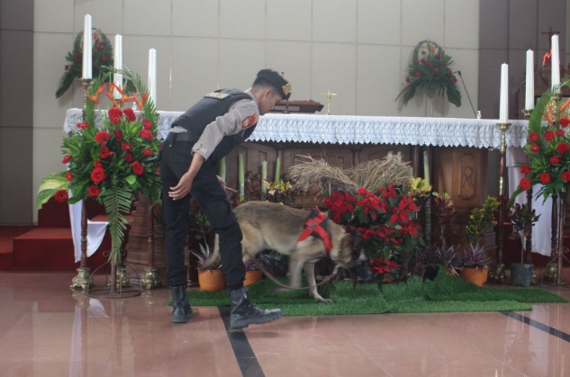 Polres Tegal Kota sterilisasi gereja jelang perayaan Natal Polres Tegal Kota sterilisasi gereja jelang perayaan Natal