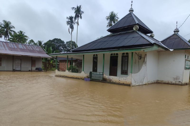 Kabupaten Penajam kirim makanan dan air bersih korban banjir Sepaku Kabupaten Penajam kirim makanan dan air bersih korban banjir Sepaku