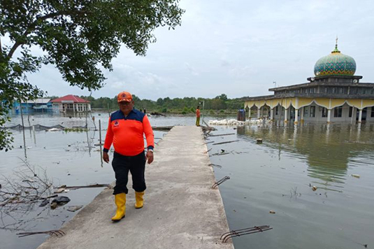 BNPB: Tanggul laut jebol di Tulang Bawang ditambal dengan geobag BNPB: Tanggul laut jebol di Tulang Bawang ditambal dengan geobag