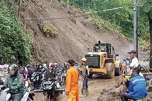 Longsor susulan ketiga kali tutup jalan nasional Bagbagan-Kiaradua Longsor susulan ketiga kali tutup jalan nasional Bagbagan-Kiaradua