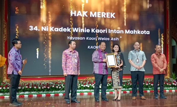 Pj Gubernur Bali serahkan surat pencatatan Sertifikat Hak Kekayaan Intelektual Pj Gubernur Bali serahkan surat pencatatan Sertifikat Hak Kekayaan Intelektual