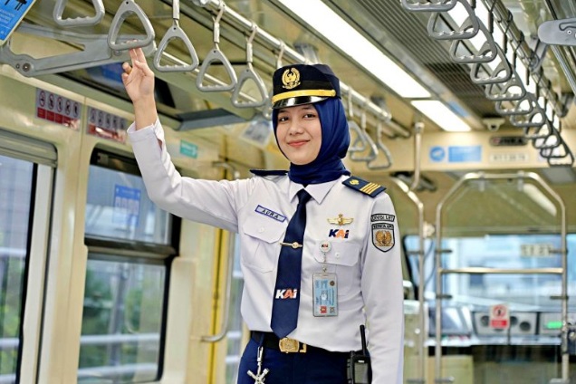 Aura Rahmi, masinis perempuan yang mahir operasikan kereta otomatis Aura Rahmi, masinis perempuan yang mahir operasikan kereta otomatis