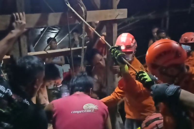 SAR gabungan evakuasi dua penambang emas terjebak di bawah tanah SAR gabungan evakuasi dua penambang emas terjebak di bawah tanah