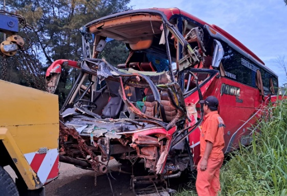 Bus rombongan peziarah tabrak belakang truk di Tol Cipularang, dua tewas Bus rombongan peziarah tabrak belakang truk di Tol Cipularang, dua tewas