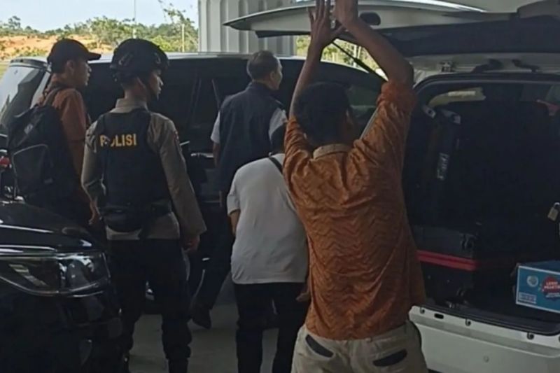 KPK geledah Kantor Dishub dan Kesbangpol Pekanbaru KPK geledah Kantor Dishub dan Kesbangpol Pekanbaru