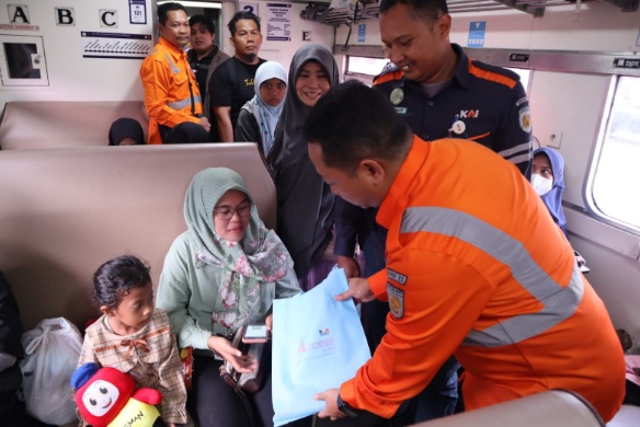 Tingkatkan layanan, KAI Divre II Sumbar hadirkan live music dan bagikan suvenir Tingkatkan layanan, KAI Divre II Sumbar hadirkan live music dan bagikan suvenir