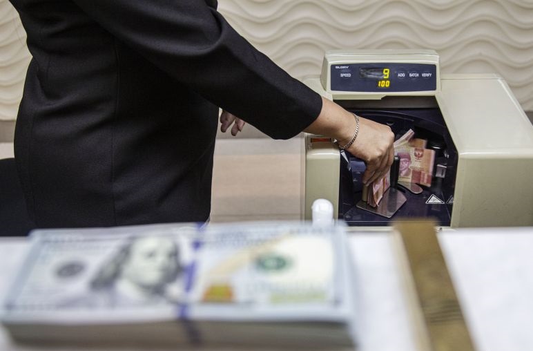 Rupiah Senin turun 10 poin menjadi Rp15.855 per dolar AS