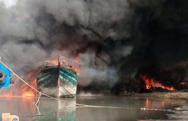 Sebanyak 22 kapal sandar di Pelabuhan Kota Tegal hangus dilalap api Sebanyak 22 kapal sandar di Pelabuhan Kota Tegal hangus dilalap api
