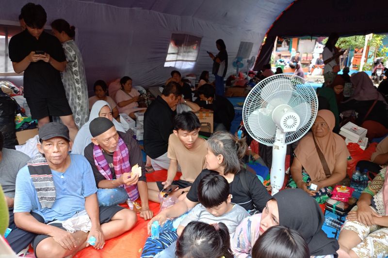 PAM Jaya penuhi kebutuhan air bersih penyintas kebakaran di Kemayoran PAM Jaya penuhi kebutuhan air bersih penyintas kebakaran di Kemayoran