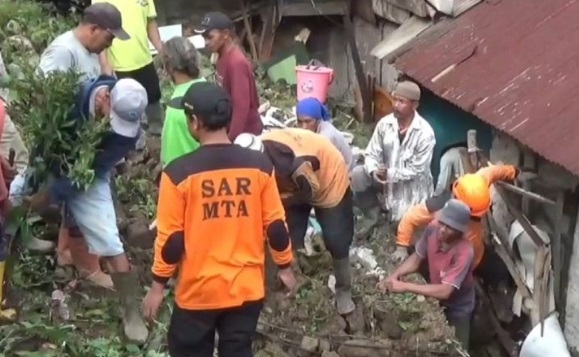Tanah longsor rusak rumah warga di Sine Kabupaten Ngawi Tanah longsor rusak rumah warga di Sine Kabupaten Ngawi