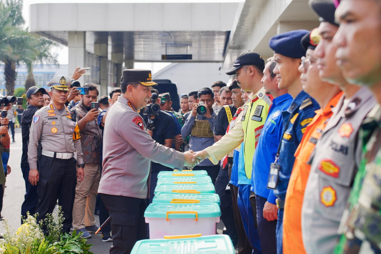 Kapolri pastikan pengamanan, kelayakan kapal, dan mitigasi bencana libur Natal dan Tahun Baru Kapolri pastikan pengamanan, kelayakan kapal, dan mitigasi bencana libur Natal dan Tahun Baru