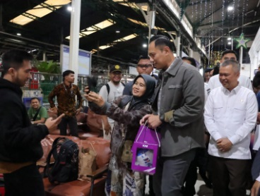 Menko AHY dan sejumlah menteri naik KA direct train turun di Stasiun Yogyakarta Menko AHY dan sejumlah menteri naik KA direct train turun di Stasiun Yogyakarta