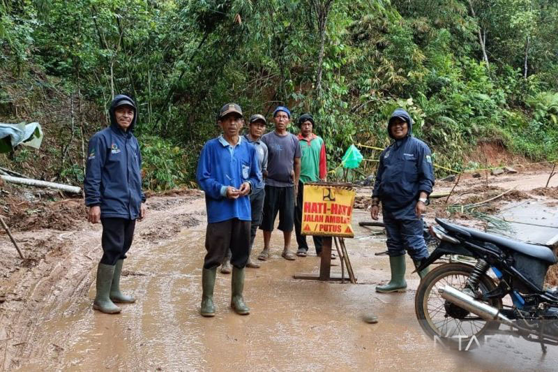 Jalan penghubung antar kecamatan sudah dapat dilalui normal Jalan penghubung antar kecamatan sudah dapat dilalui normal