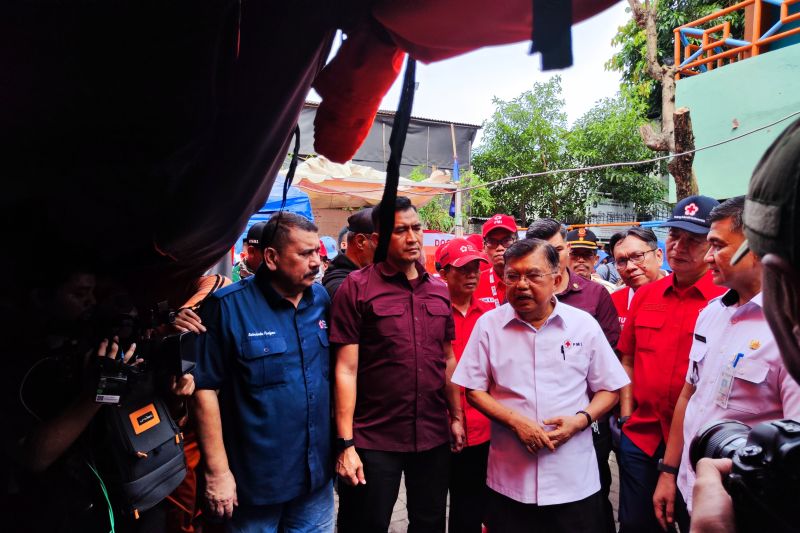 Jusuf Kalla salurkan bantuan PMI untuk korban kebakaran Kemayoran Jusuf Kalla salurkan bantuan PMI untuk korban kebakaran Kemayoran